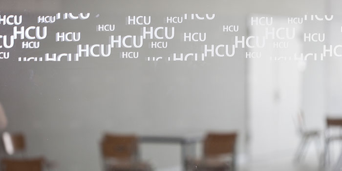 Foto: HCU Schriftzug auf Fenster